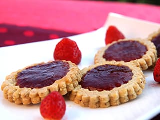 Sablés noisette fourrés à la confiture