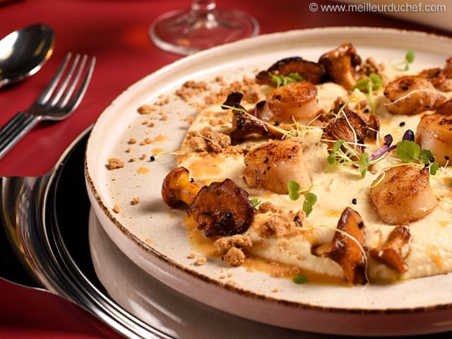 Saint-Jacques au corail, céleri fumé, girolles glacées, jus de calamansi et crumble de châtaigne