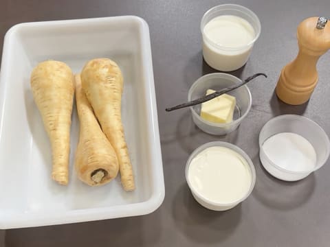 Noix de Saint-Jacques snackées, purée de panais à la vanille, chips de jambon et truffe - 1