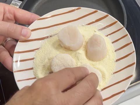 Noix de Saint-Jacques snackées, purée de panais à la vanille, chips de jambon et truffe - 40