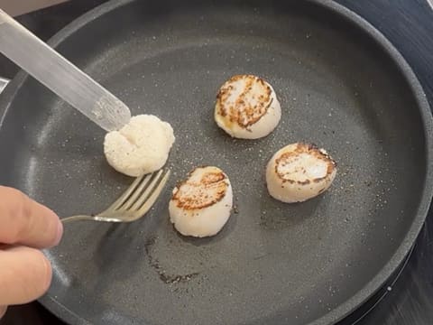 Noix de Saint-Jacques snackées, purée de panais à la vanille, chips de jambon et truffe - 42