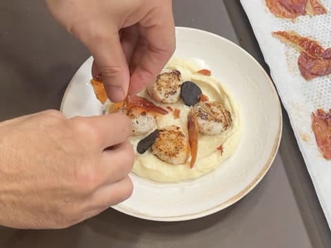 Noix de Saint-Jacques snackées, purée de panais à la vanille, chips de jambon et truffe - 48