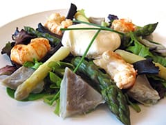 Salade d'artichauts aux queues de langoustines poêlées
