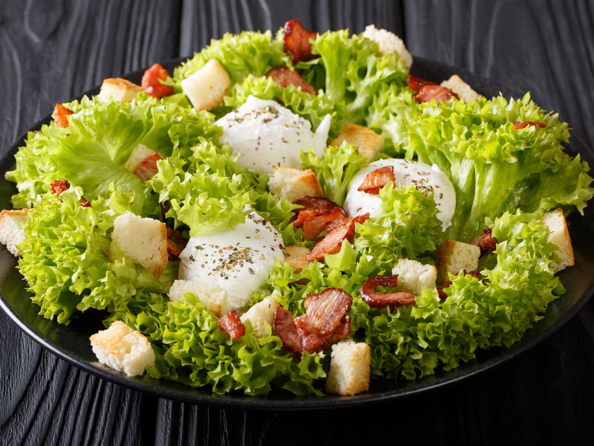 Salade lyonnaise - Notre recette avec photos - Meilleur du Chef
