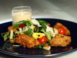 Salade aux nuggets de poulet épicés