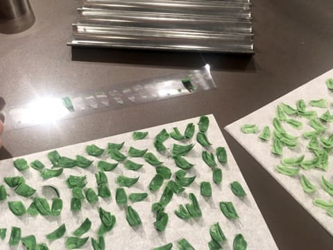 Toutes les feuilles en chocolat vert clair et vert foncé sont démoulées sur une feuille de papier sulfurisé