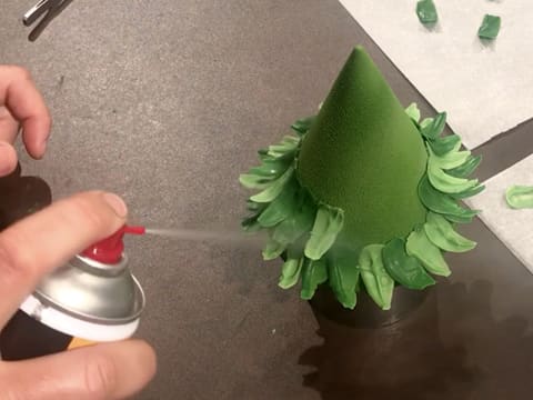 Du spray réfrigérant est pulvérisé à la base des feuilles en chocolat vert