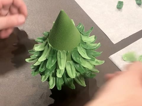 Le sapin en chocolat vert a trois étages de feuilles en chocolat vert