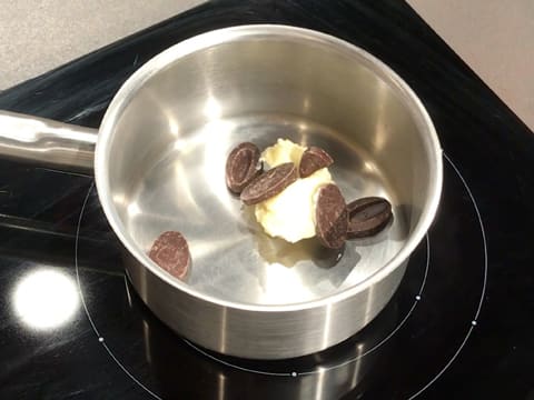 Le chocolat et le beurre sont placés dans la casserole