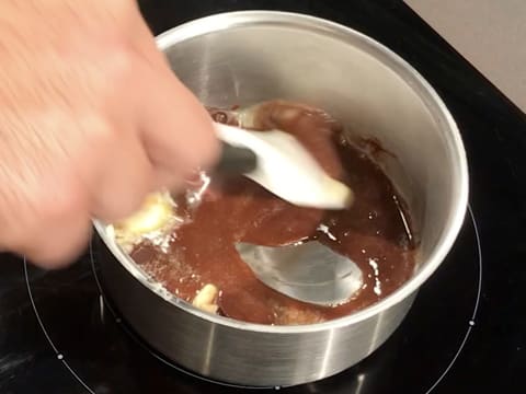 Mélange à la spatule maryse du chocolat et du beurre qui commencent à fondre