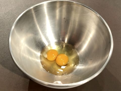 Les œufs entiers sont versés dans un cul de poule