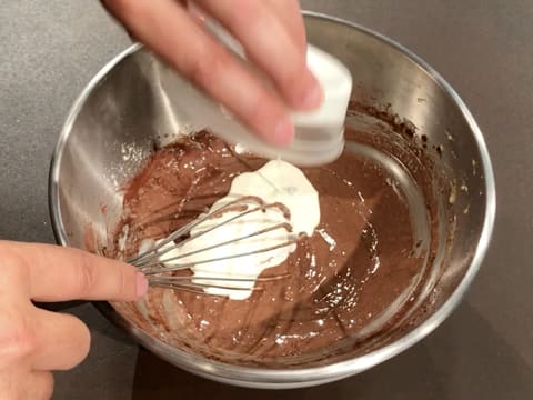 Ajout de la crème liquide dans la préparation chocolatée