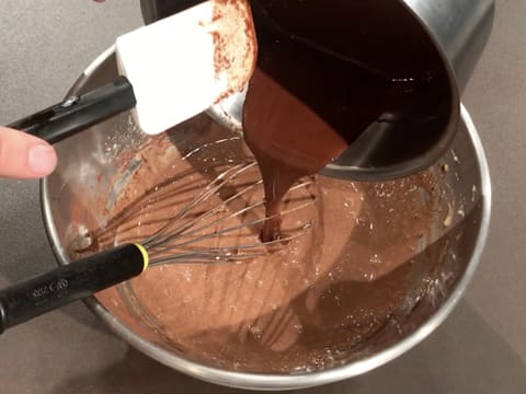 Le chocolat fondu est versé dans la préparation chocolatée