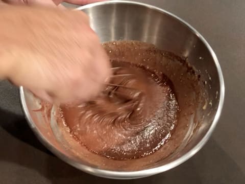 Mélange au fouet de la préparation chocolatée