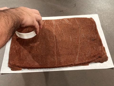 Découpe d'un disque de biscuit chocolat à l'aide d'un emporte pièce rond et uni