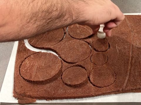 Découpe de plusieurs disques de biscuit chocolat de tailles différentes