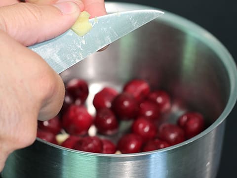 Sphère meringuée, mousse chocolatée et compotée de cerises au gingembre - 13