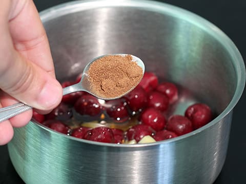 Sphère meringuée, mousse chocolatée et compotée de cerises au gingembre - 15