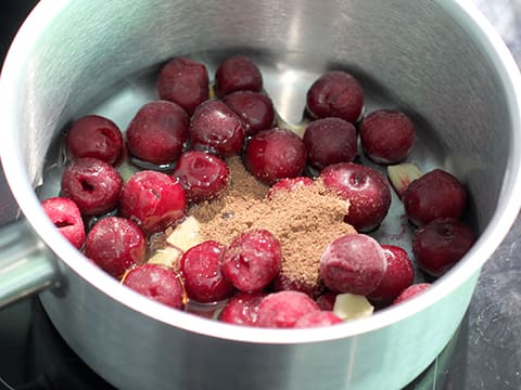 Sphère meringuée, mousse chocolatée et compotée de cerises au gingembre - 16