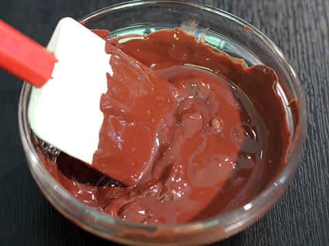 Sphère meringuée, mousse chocolatée et compotée de cerises au gingembre - 20