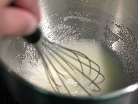 Sphère meringuée, mousse chocolatée et compotée de cerises au gingembre - 3