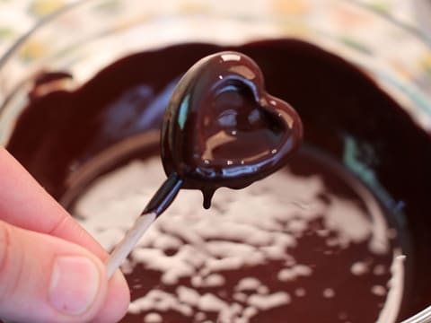 sucette au chocolat saupoudrée de guimauves et chocolat râpé et