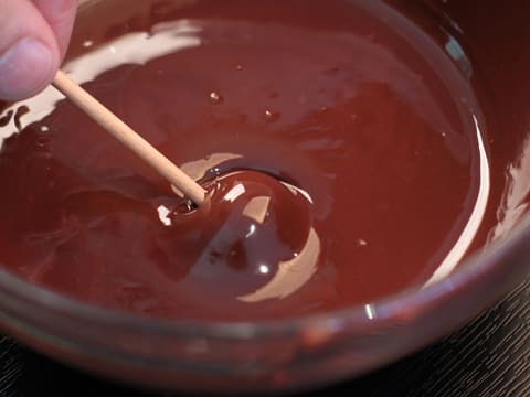 Sucettes de guimauve à la framboise, enrobées de chocolat - La recette avec  photos - Meilleur du Chef