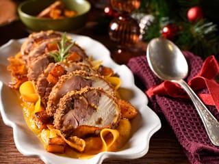 Suprême de volaille de Noël en croûte de pain d'épices, déclinaison autour de la courge, sauce Périgueux à la truffe noire