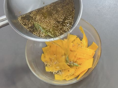 Suprême de volaille de Noël en croûte de pain d'épices, déclinaison autour de la courge, sauce Périgueux à la truffe noire - 101