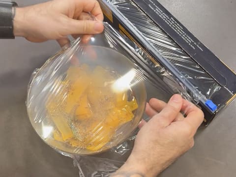 Suprême de volaille de Noël en croûte de pain d'épices, déclinaison autour de la courge, sauce Périgueux à la truffe noire - 102