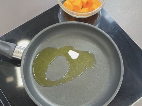 Suprême de volaille de Noël en croûte de pain d'épices, déclinaison autour de la courge, sauce Périgueux à la truffe noire - 103