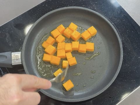 Suprême de volaille de Noël en croûte de pain d'épices, déclinaison autour de la courge, sauce Périgueux à la truffe noire - 104