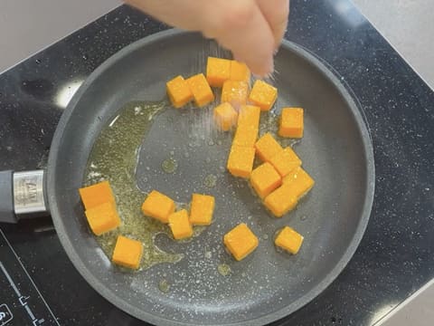 Suprême de volaille de Noël en croûte de pain d'épices, déclinaison autour de la courge, sauce Périgueux à la truffe noire - 105