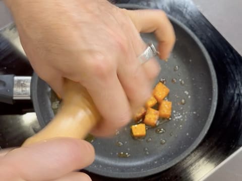 Suprême de volaille de Noël en croûte de pain d'épices, déclinaison autour de la courge, sauce Périgueux à la truffe noire - 106