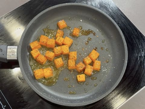 Suprême de volaille de Noël en croûte de pain d'épices, déclinaison autour de la courge, sauce Périgueux à la truffe noire - 107