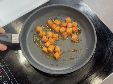 Suprême de volaille de Noël en croûte de pain d'épices, déclinaison autour de la courge, sauce Périgueux à la truffe noire - 108