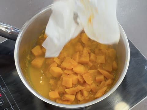 Suprême de volaille de Noël en croûte de pain d'épices, déclinaison autour de la courge, sauce Périgueux à la truffe noire - 109