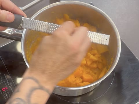 Suprême de volaille de Noël en croûte de pain d'épices, déclinaison autour de la courge, sauce Périgueux à la truffe noire - 110