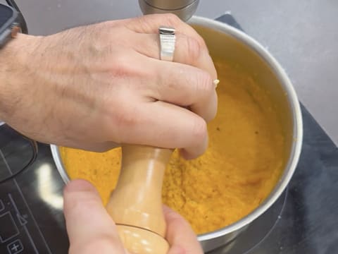 Suprême de volaille de Noël en croûte de pain d'épices, déclinaison autour de la courge, sauce Périgueux à la truffe noire - 112