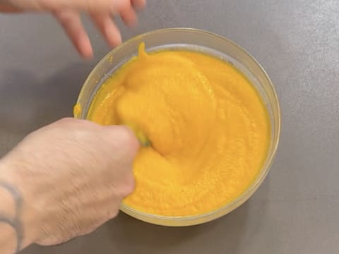 Suprême de volaille de Noël en croûte de pain d'épices, déclinaison autour de la courge, sauce Périgueux à la truffe noire - 116