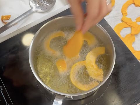 Suprême de volaille de Noël en croûte de pain d'épices, déclinaison autour de la courge, sauce Périgueux à la truffe noire - 118