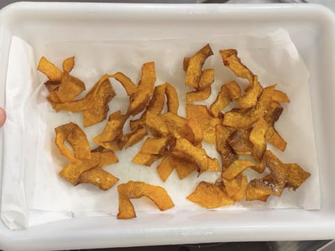 Suprême de volaille de Noël en croûte de pain d'épices, déclinaison autour de la courge, sauce Périgueux à la truffe noire - 120