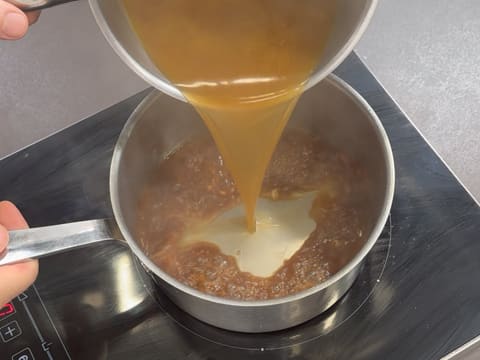 Suprême de volaille de Noël en croûte de pain d'épices, déclinaison autour de la courge, sauce Périgueux à la truffe noire - 130