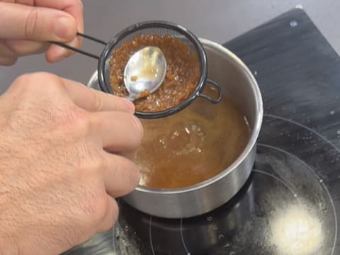 Suprême de volaille de Noël en croûte de pain d'épices, déclinaison autour de la courge, sauce Périgueux à la truffe noire - 134