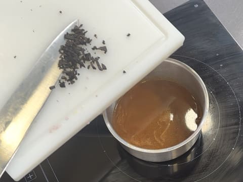 Suprême de volaille de Noël en croûte de pain d'épices, déclinaison autour de la courge, sauce Périgueux à la truffe noire - 135