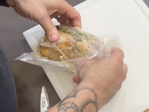 Suprême de volaille de Noël en croûte de pain d'épices, déclinaison autour de la courge, sauce Périgueux à la truffe noire - 136