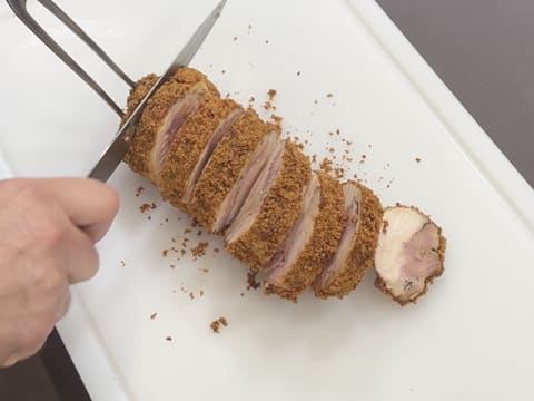 Suprême de volaille de Noël en croûte de pain d'épices, déclinaison autour de la courge, sauce Périgueux à la truffe noire - 147