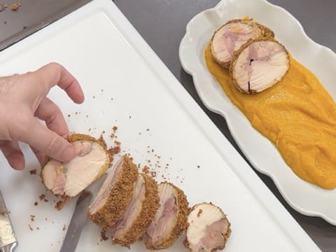 Suprême de volaille de Noël en croûte de pain d'épices, déclinaison autour de la courge, sauce Périgueux à la truffe noire - 149