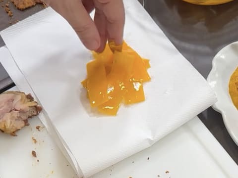 Suprême de volaille de Noël en croûte de pain d'épices, déclinaison autour de la courge, sauce Périgueux à la truffe noire - 150