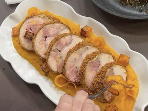 Suprême de volaille de Noël en croûte de pain d'épices, déclinaison autour de la courge, sauce Périgueux à la truffe noire - 152